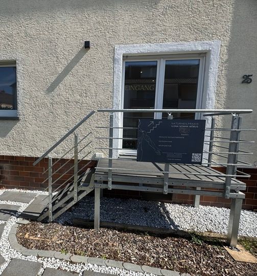 Praxiseingang-Osteopathie-Physiotherapie-Hochheim